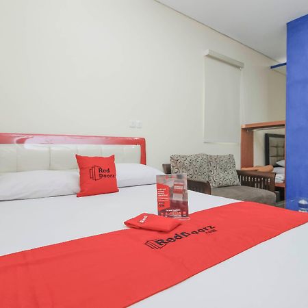 红门plus酒店-雅加达加兰佩穆达 外观 照片
