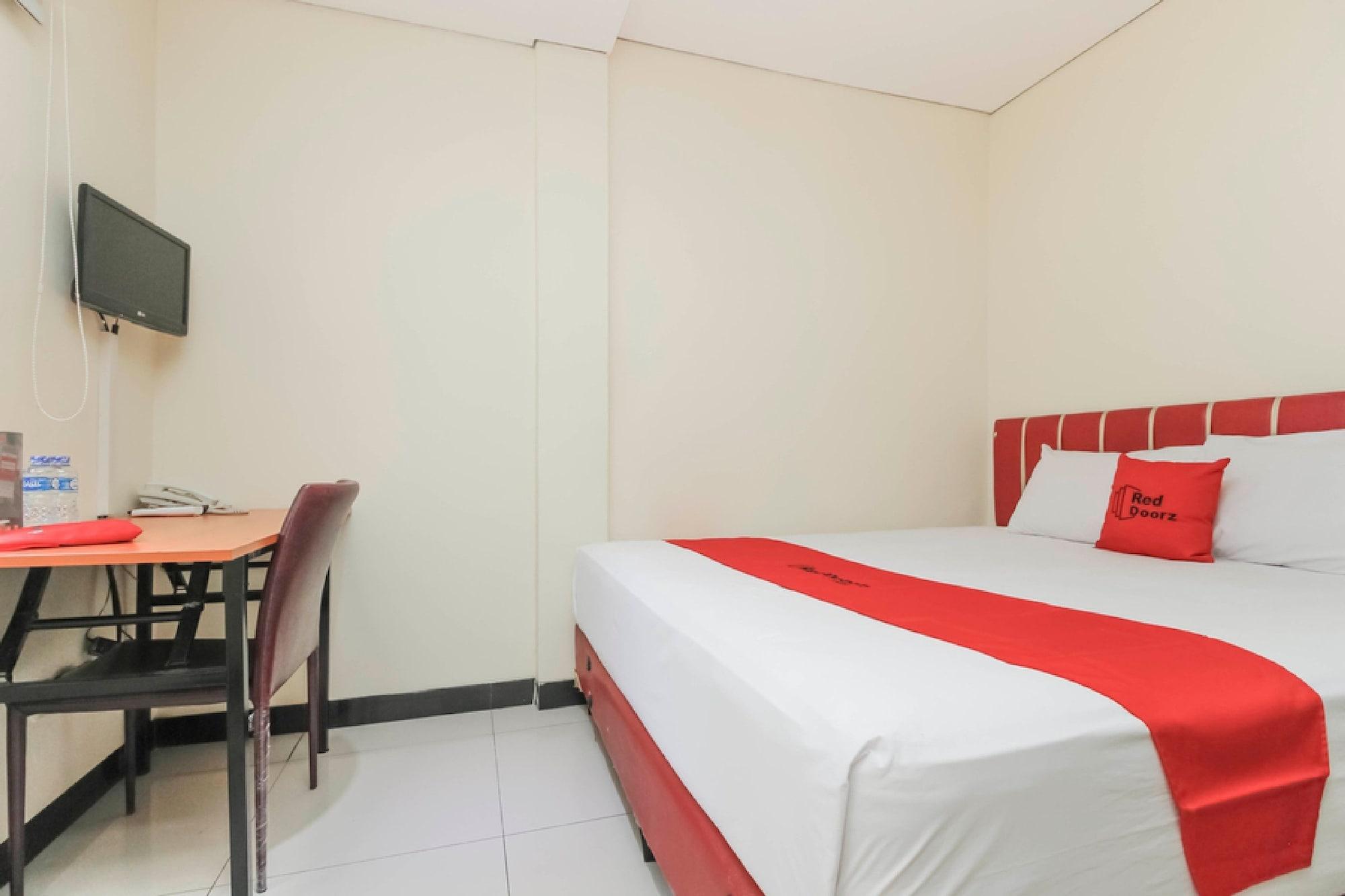 红门plus酒店-雅加达加兰佩穆达 外观 照片